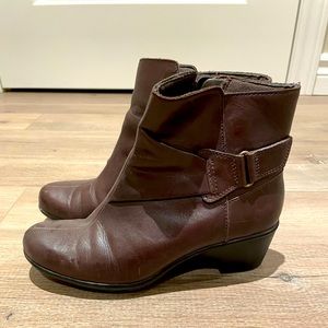 Brown Boots with small heel - Size 7